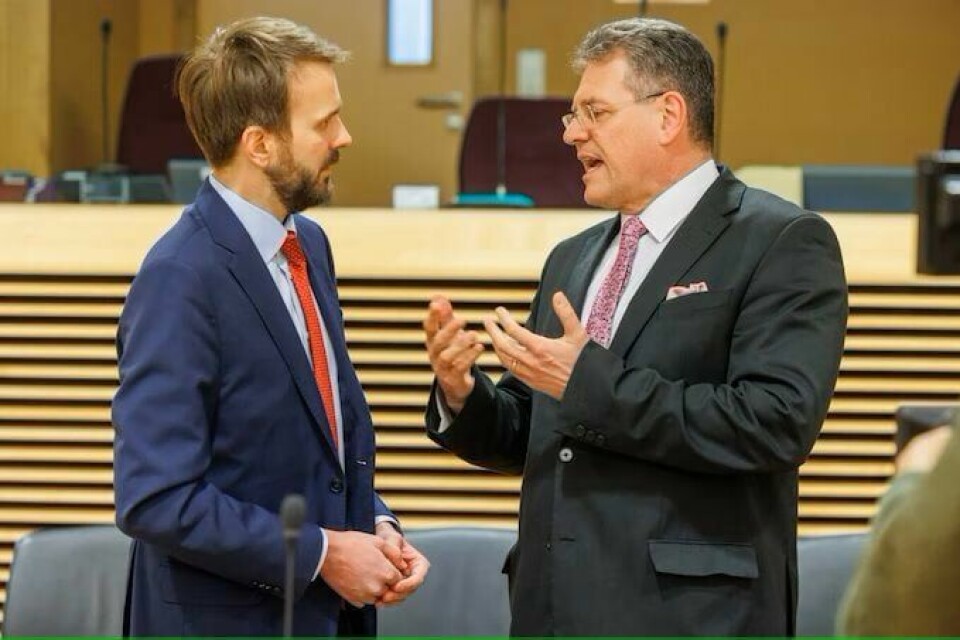 Visepresident i EU-kommisjonen Maroš Šefčovič leder EUs arbeid med det grønne skfitet, her sammen med næringsminister Jan Christian Vestre (t.v.). Næringsminister Jan Christian Vestre og EU-kommissær Maroš Šefčovič har fremforhandlet en avtale om mineraler og batterier. Men den blir ikke signert før visse floker med EU er løst. Her møttes de i Brussel denne uken på ministermøte i EUs batteriallianse.