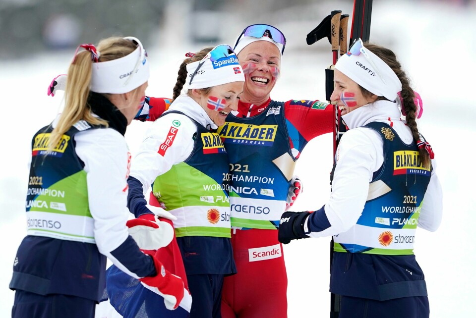 Det er ikke alle som kan ringe et søskenbarn med fem stafettgull i ski-VMs historie før man skal gå en VM-stafett selv. Det kunne Anne Kjersti Kalvå (30). Det går ikke an å smile så mye bredere. Anne Kjersti Kalvå (i midten), Astrid Øyre Slind (t.v.) Ingvild Flugstad Østberg og Tiril Udnes Weng tok en av tidenes viktigste VM-seire torsdag.