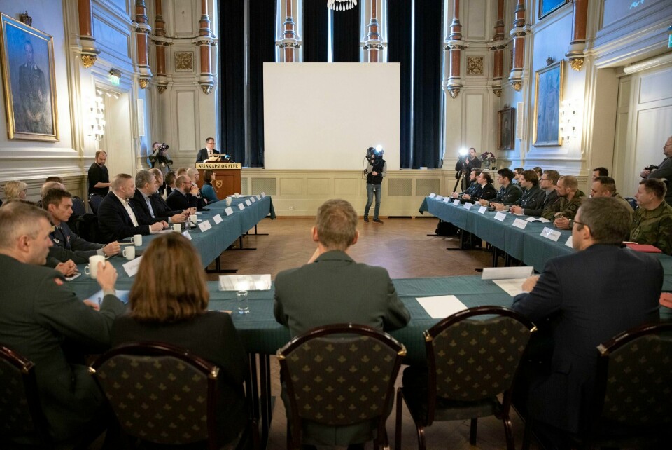 Fra møte 21. februar mellom forsvarsminister Bjørn Arild Gram (Sp), forsvarssjef Eirik Kristoffersen og forsvarsledelsen, de tillitsvalgte for ansatte og vernepliktige i Forsvaret og Militært kvinnelig nettverk for å diskutere utfordringene med seksuell trakassering i Forsvaret. Forsvarsminister Bjørn Arild Gram (Sp) har invitert forsvarssjef Eirik Kristoffersen og forsvarsledelsen, de tillitsvalgte for ansatte og vernepliktige i Forsvaret og Militært kvinnelig nettverk til et møte for å diskutere utfordringene med seksuell trakassering i Forsvaret.