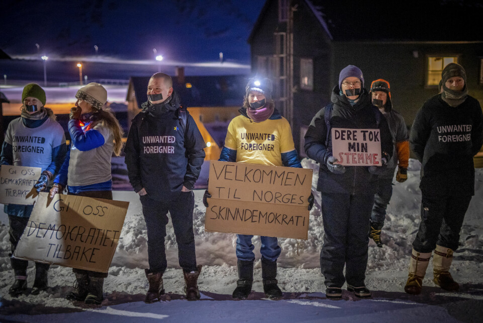 Støre ble møtt av rasende demonstranter i Longyearbyen da han ankom hotellet Funken Lodge onsdag kveld. Støre ble møtt av rasende demonstranter i Longyearbyen da han ankom hotellet Funken Lodge onsdag kveld.