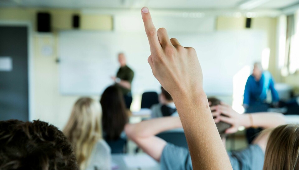«Det sterke fellesskapet vi har i Norge, starter i skolen. Da trenger vi heller en styrking av fellesskolen», skriver Håkon Einarsve. OSLO 20141030.Tenåringer. Lærer og elever i klasserom. Undervisning pågår. Konsentrert. Lærer underviser. Rekker opp hånda.
