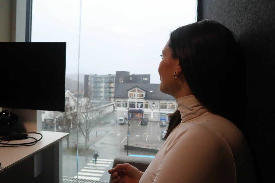 Utsikten mot Storheia vindpark er denne dagen tildekket av tåke. Kaja Bye - ordførerkandidat for Arbeiderpartiet, Åfjord.