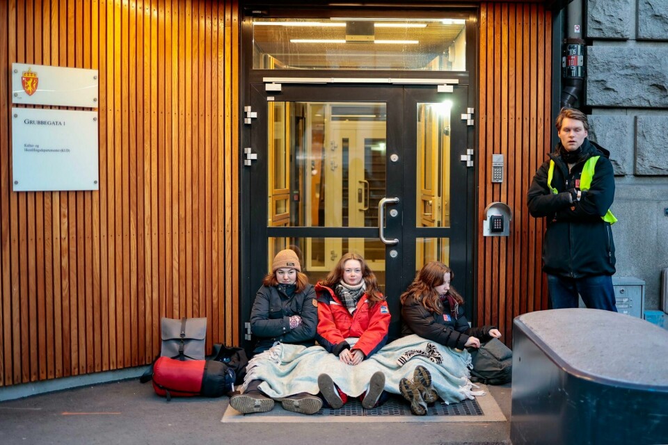 Fosen-aksjonistene satt seg torsdag ned foran inngangen til Kultur- og likestillingsdepartementet. Fosen-aksjonistene satt seg torsdag ned foran inngangen til Kultur- og likestillingsdepartementet.