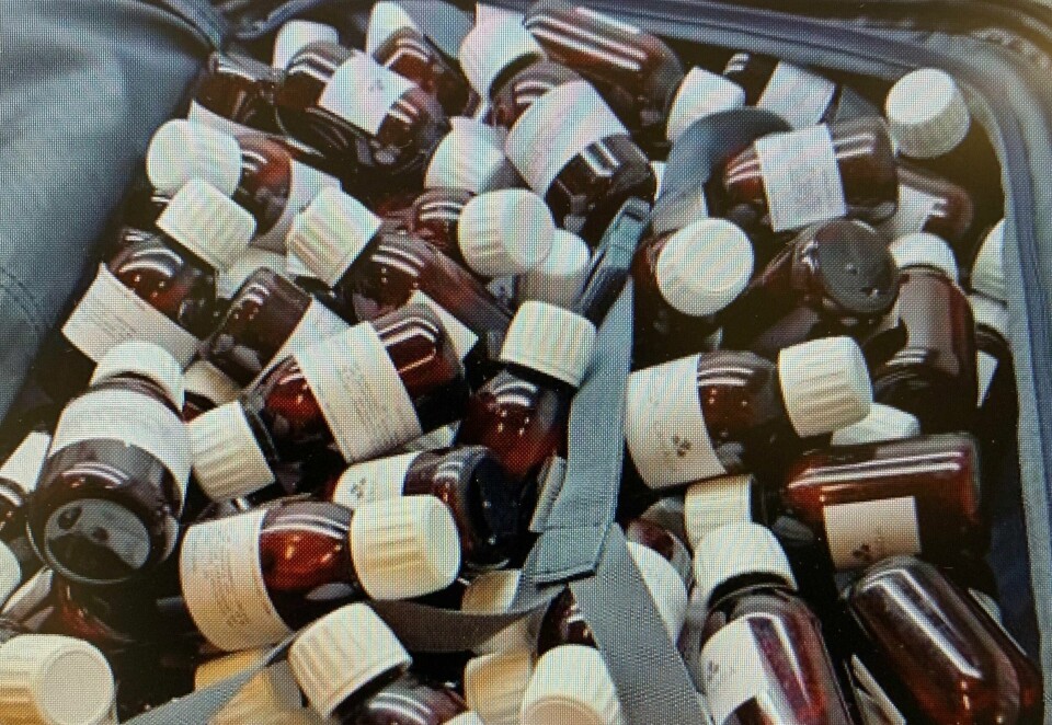 Tollerne fant hundre 100 milliliters-flasker i mannens bagasje. Tollerne fant hundre 100 milliliters-flasker i mannens bagasje.