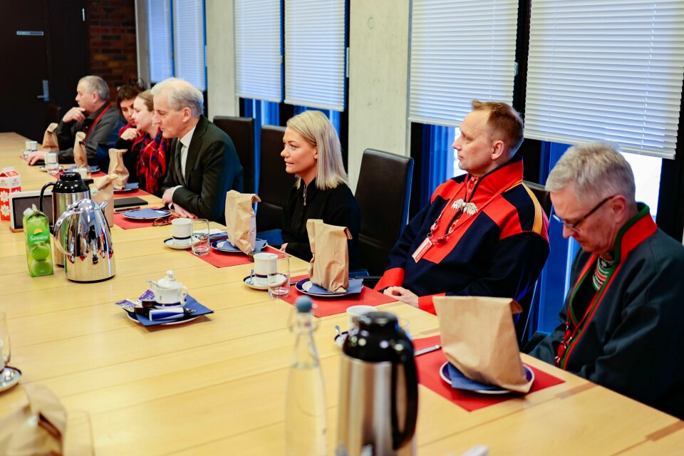 Reineiere var fredag invitert til frokost hos statsminister Jonas Gahr Støre. Fredag morgen hadde statsminister Jonas Gahr Støre (Ap) invitert reindriftsutøvere fra Fosen i Trøndelag på frokost på Statsministerens kontor. Foto: Alf Simensen / NTB