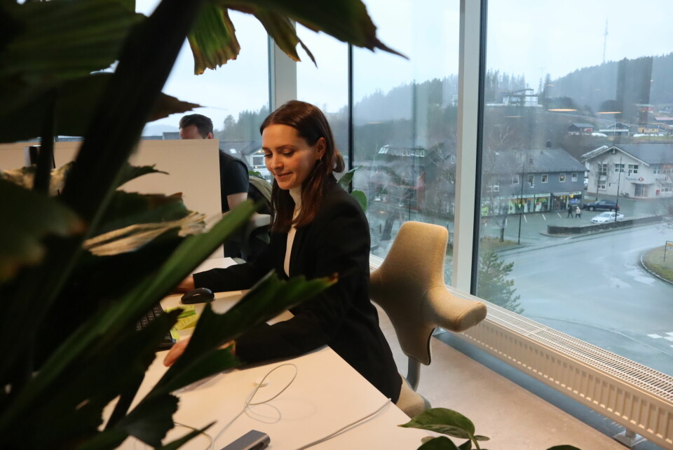 Foreløpig sitter Kaja Bye ved skrivebordet ved kontorfelleskapet CoWorkz. Til høsten kan det være den blir byttet ut med ordførerstolen - om Arbeiderpartiet holder på makta i kommunen. Kaja Bye - ordførerkandidat for Arbeiderpartiet, Åfjord.