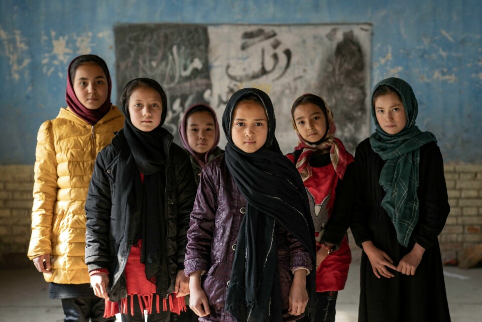 Taliban-regimet i Afghanistan har ikke avgitt noe løfte om å åpne skoler og universiteter for jenter og kvinner neste skoleår, ifølge EUs spesialutsending. Afghanske skolejenter avbildet i et klasserom i Kabul 22. desember, etter at Taliban forbød jenter å gå på skole inntil videre. Foto: Ebrahim Noroozi / AP / NTB