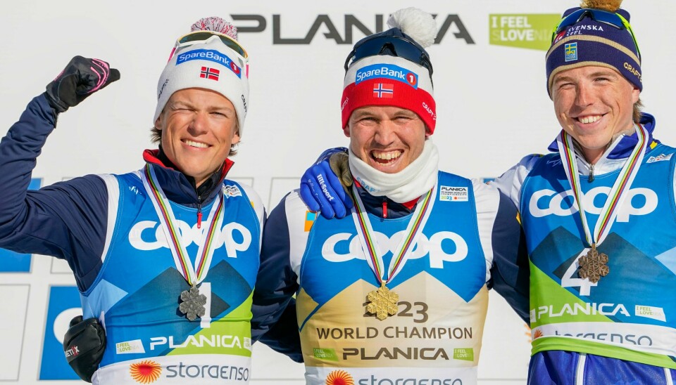 Johannes Høsflot Klæbo, Pål Golberg og William Poromaa på pallen i VMs siste øvelse. Johannes Høsflot Klæbo, Pål Golberg og William Poromaa på pallen i VMs siste øvelse.