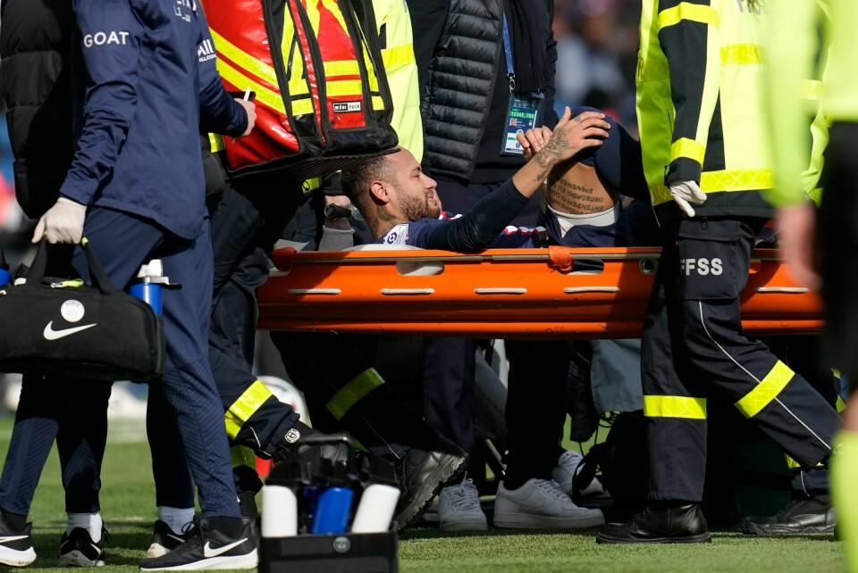 Neymar må opereres i en ankel. Neymar må opereres i en ankel. Foto: Christophe Ena / AP / NTB
