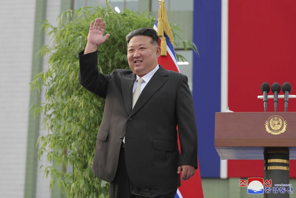 På Nord-Koreas frigjøringsdag gjentok leder Kim Jong-un at han vil knyte tettere bånd med Russland. Bildet av en smilende og vinkende Kim er tatt da han torsdag hilste på fordrevne flomofre som kom til hovedstaden Pyongyang. På Nord-Koreas frigjøringsdag gjentok leder Kim Jong-un at han vil knyte tettere bånd med Russland. Bildet av en smilende og vinkende Kim er tatt da han torsdag hilste på fordrevne flomofre som kom til hovedstaden Pyongyang. Foto: KCNA / AP / NTB