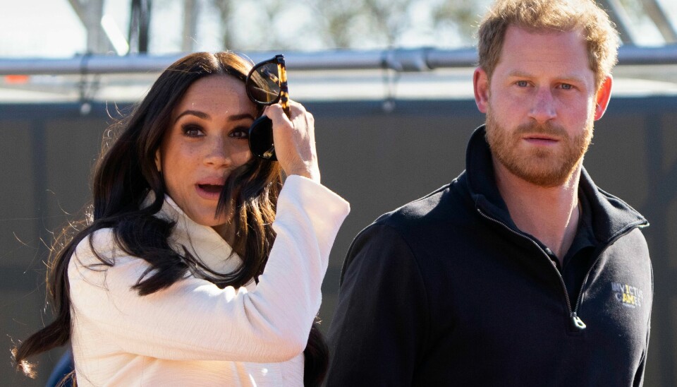 Prins Harry og hans kone Meghan er invitert til kroningen av kong Charles i mai, men har ennå ikke sagt at de kommer. Storbritannias prins Harry sier i et nytt intervju at hans bruk av blant annet marihuana har hjulpet ham med å takle traumer og smerte. Her med kona hertuginne Meghan i 2022. Arkivfoto: Peter Dejong / AP / NTB