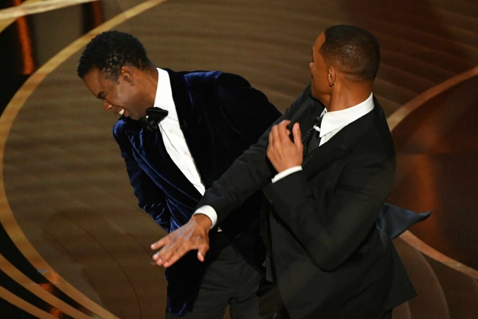 Skuespiller Will Smith måker til komiker Chris Rock på scenen under filmbransjens utdeling av Oscar-priser 27. mars 2022. Skuespiller Will Smith måker til komiker Chris Rock på scenen under filmbransjens utdeling av Oscar-priser 27. mars 2022.