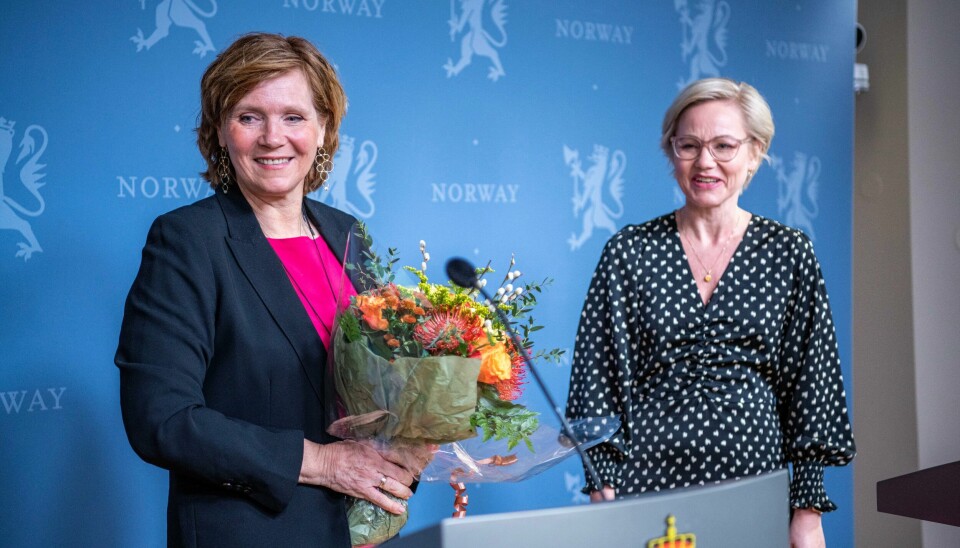 Leder for kvinnehelseutvalget Christine Meyer overleverer helseminister Ingvild Kjerkol (Ap) en rapport som viser at kvinnehelse er underprioritert. Leder for kvinnehelseutvalget Christine Meyer overleverer helseminister Ingvild Kjerkol (Ap) en rapport som viser at kvinnehelse er underprioritert.