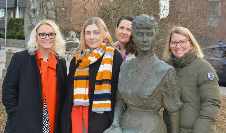 Silje Waters (SV), Hannah Berg (Rødt), Helene Saloua Apenes Matri (Ap) og Elin Tvete (Sp) er klar til å markere Kvinnedagen i Fredrikstad. Ved statuen av kvinnesaksforkjemper og sosial- og helsepolitiker Katti Anker Møller startes arrangementet med appell før demonstrasjonstog gjennom sentrum. Silje Waters (SV), Hannah Berg (Rødt), Helene Saloua Apenes Matri (Ap) og Elin Tvete (Sp) er klar til å markere Kvinnedagen i Fredrikstad. Ved statuen av kvinnesaksforkjemper og sosial- og helsepolitiker Katti Anker Møller startes arrangementet med appell før demonstrasjonstog gjennom sentrum.