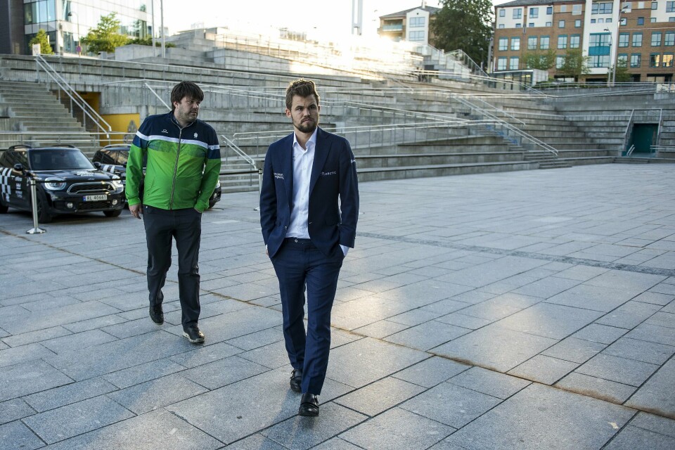 Magnus Carlsen har gitt verdens største sjakkbrett til Stavanger kommune. Nå er det bestemt at sjakkbrettet skal plasseres utenfor Stavanger konserthus. Her er trener Peter Heine Nielsen sammen med Magnus Carlsen utenfor konserthuset før den 9. runde i Norway chess 2019. Magnus Carlsen