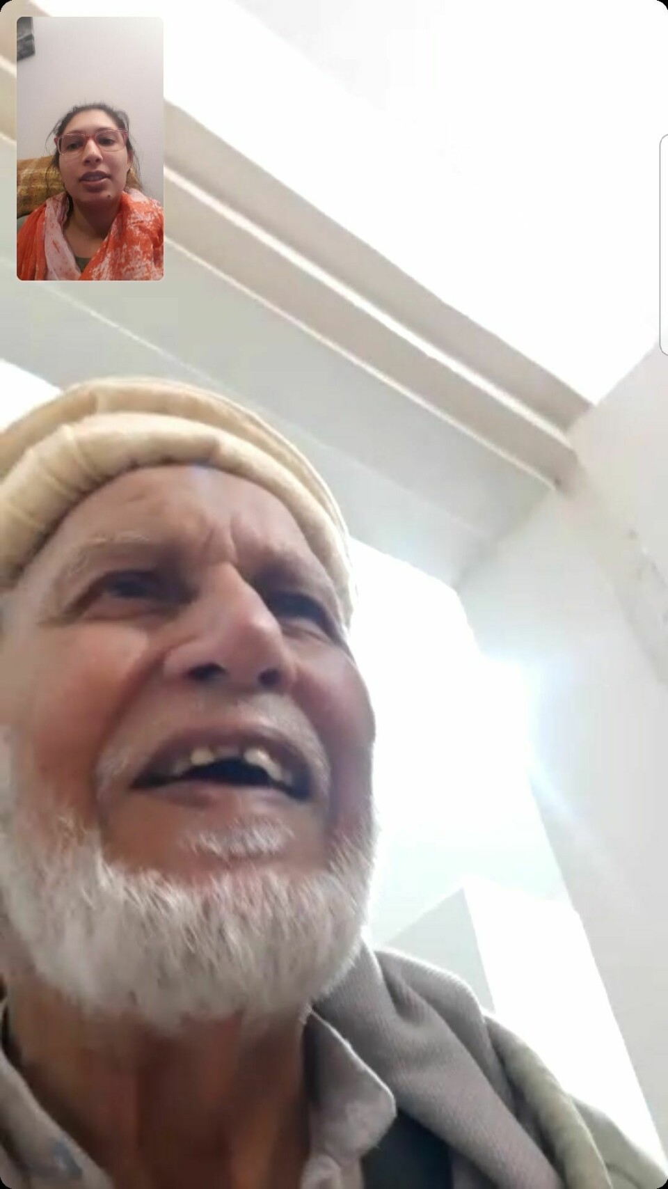 Shanzeh Humair snakker med bestefar på Skype. Shanzeh Humair snakker med bestefar på Skype.
