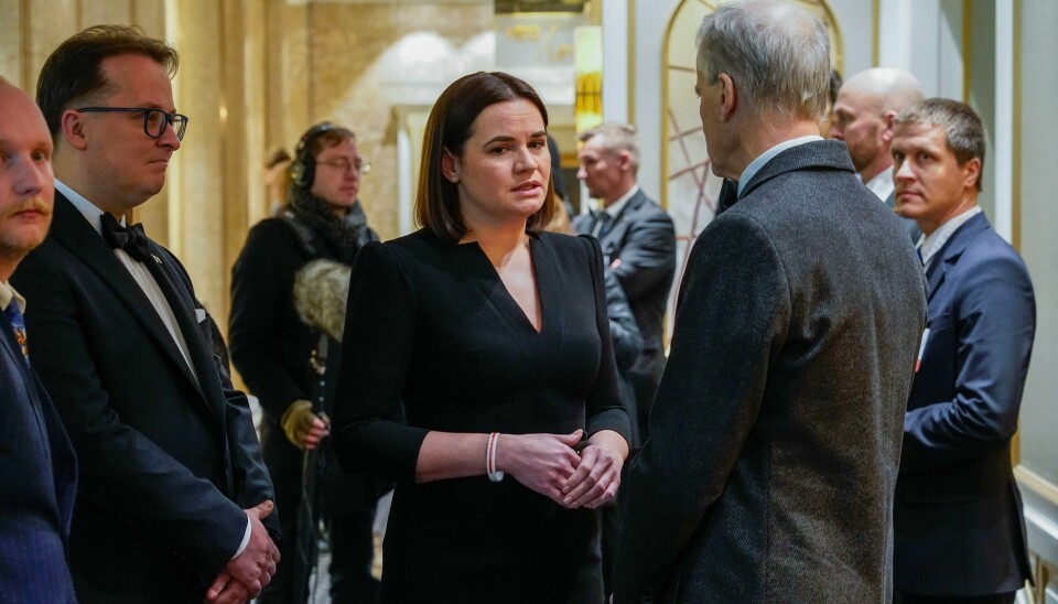 Svetlana Tikhanovskaja deltok under fredsprisutdelingen i desember i fjor. Her snakker hun med statsminister Jonas Gahr Støre når de ankommer banketten på Grand Hotell. Svetlana Tikhanovskaja deltok under fredsprisutdelingen i desember i fjor. Her snakker hun med statsminister Jonas Gahr Støre når de ankommer banketten på Grand Hotell. Foto: Lise Åserud / NTB