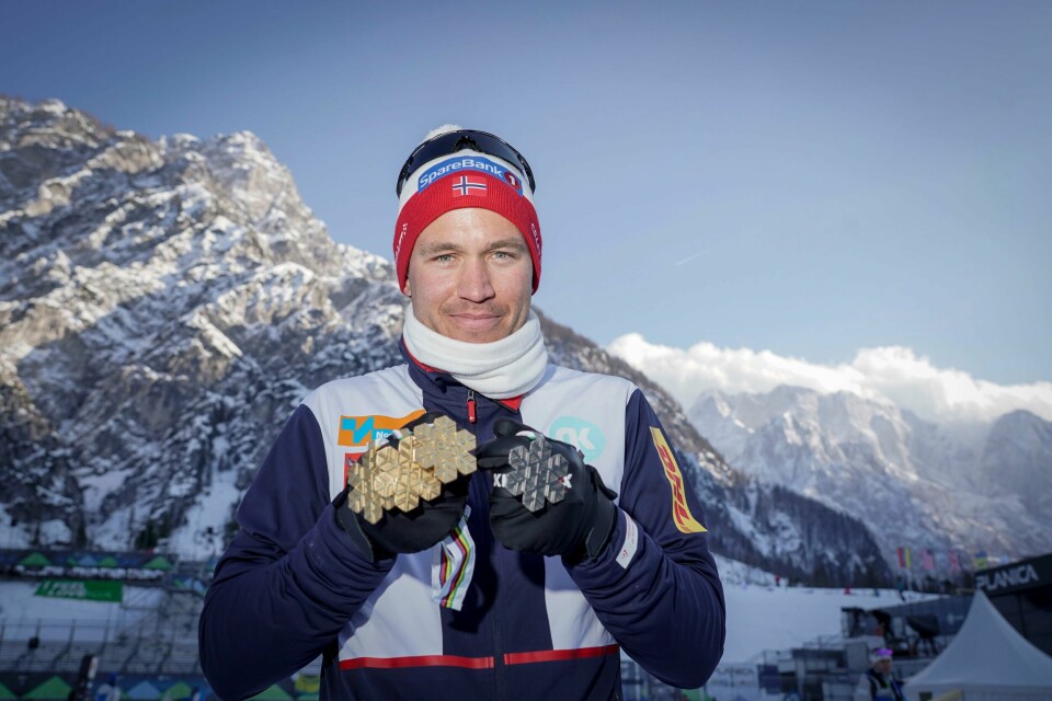 Pål Golberg holder sine tre gullmedaljer og en sølvmedalje på stadion i Planica siste dag av ski-VM 2023. Pål Golberg holder sine tre gullmedaljer og en sølvmedalje på stadion i Planica siste dag av ski-VM 2023. Foto: Heiko Junge / NTB.