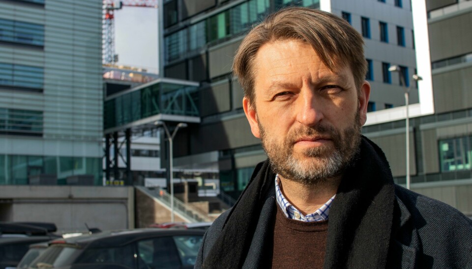Eirik Lae Solberg er Høyres byrådslederkandidat før valget til høsten. Han vil tvinge kommunen til å selge tomter til de private investorene bak Oslo Science Hub, for å få utvida Oslo Cancer Cluster. Eirik foran Radiumhospitalet