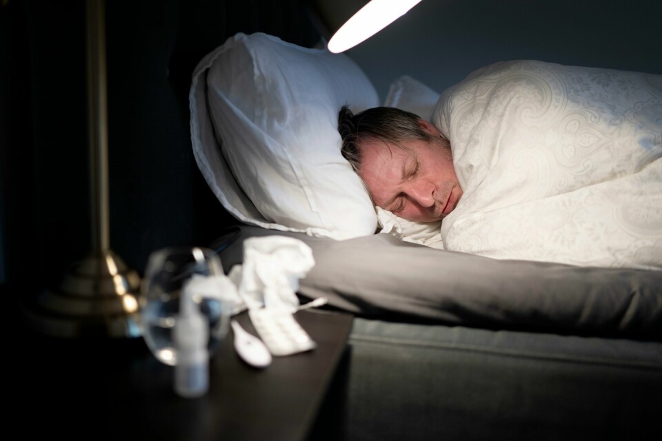 Folkehelseinstituttet (FHI) er bekymret over økningen i salget av melatonin, et populært legemiddel som brukes for søvnproblemer. Å ha en infeksjon i kroppen kan både medføre at man sliter med å sove og at man sover mye mer enn man vanligvis gjør. Men nå viser forskning at å sove for lite eller for mye også kan gjøre at man har større fare for å bli syk. Illustrasjonsfoto: Gorm Kallestad / NTB