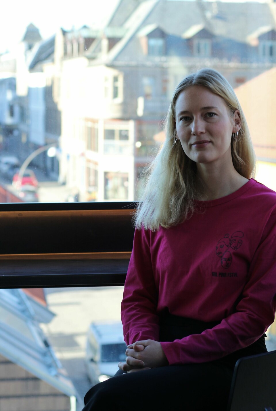– Det var pinlig å se statistikken for hvor mange kvinnelige artister som sto på scenene våre, synes Heidenstrøm, som tror at noe av nøkkelen til å få flere kvinner opp på scenen og i publikum, er å justere bookingen. - Det var pinlig å se statistikken for hvor mange kvinnelige artister som sto på scenene våre, synes Heidenstrøm, som tror at noe av nøkkelen til å få flere kvinner opp på scenen og i publikum, er å justere bookingen.