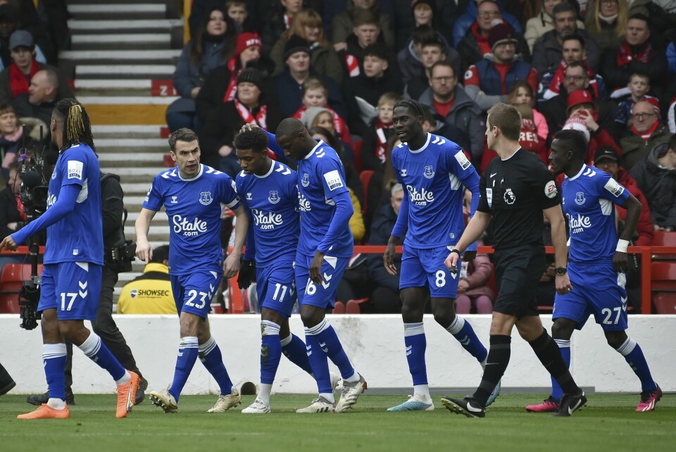 Demarai Gray scoret på straffespark for Everton, som tok ledelsen to ganger, men bare fikk med seg ett poeng fra Nottingham. Demarai Gray scoret på straffespark. Foto: Rui Vieira / AP / NTB