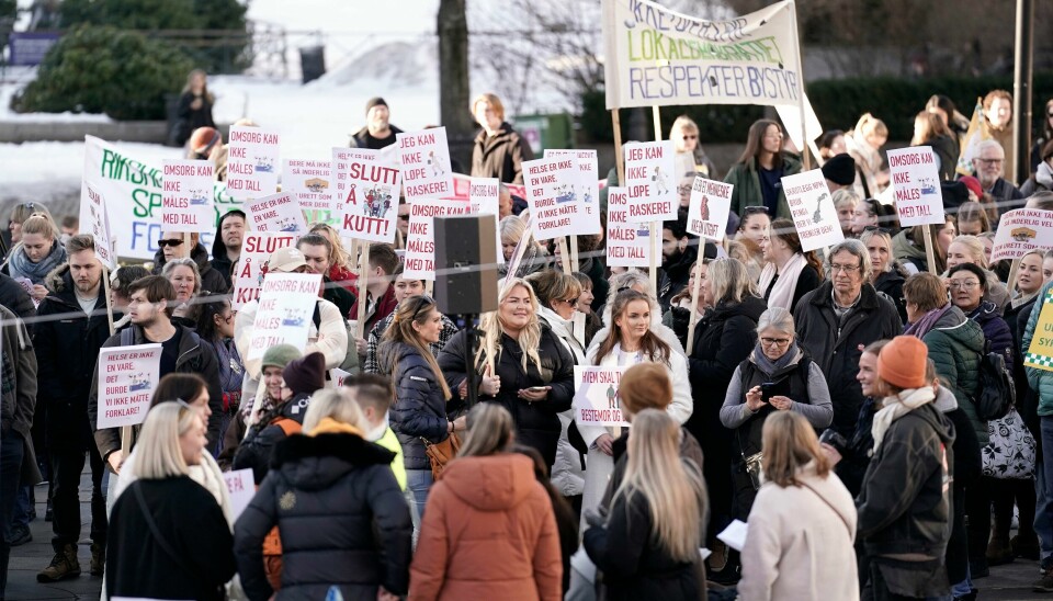 «28. februar arrangerte Helsebrølet en stor demonstrasjon utenfor Stortinget for å styrke og bevare det offentlige helsevesenet. Blant initiativtakerne til den politisk uavhengige bevegelsen er sykepleiere som har fått nok», skriver kronikkforfatterne. Helsebrølet, en politisk uavhengig bevegelse, demonstrerer på Eidsvolls plass foran Stortinget 28. februar 2023.