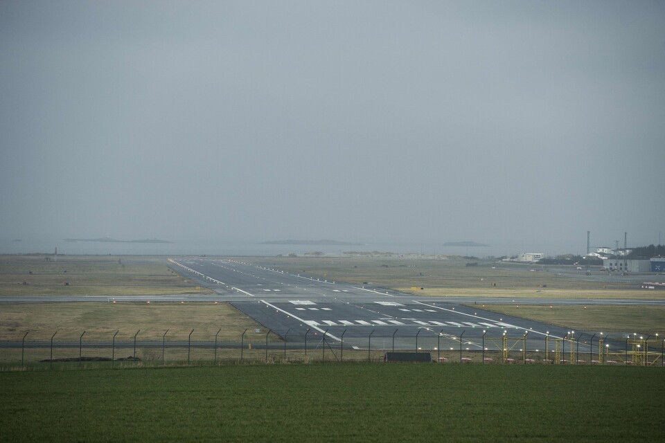 Flytrafikken på Stavanger lufthavn, Sola ble innstilt søndag ettermiddag. Sola