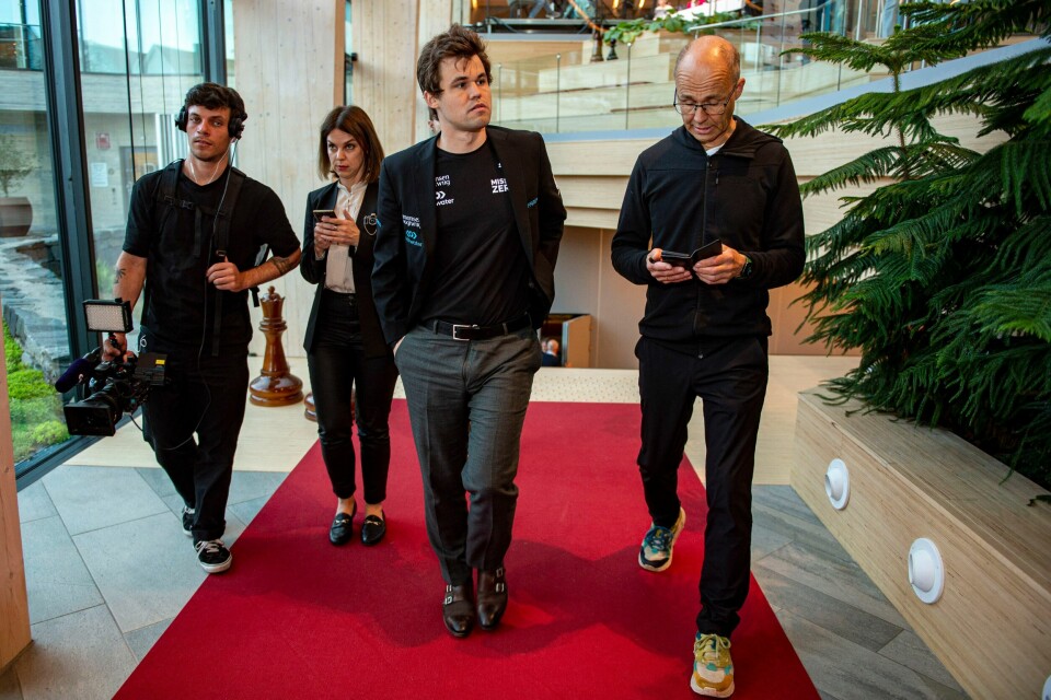Stavanger 20220610. Magnus Carlsen sammen med faren og manageren Henrik Carlsen i Finansparken i Stavanger under Norway Chess i 2022. Magnus Carlsen trakk seg fra Sinquefield Cup. Foto: Carina Johansen / NTB