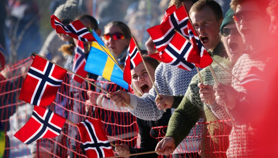Snart er det klart for en ny folkefest i Holmenkollen. Publikum ute i løypene under fjorårets 50 km klassisk fellesstart for menn. Snart er det klart for en ny folkefest i Holmenkollen. Publikum ute i løypene under fjorårets 50 km klassisk fellesstart for menn. Foto: Ørn E. Borgen / NTB
