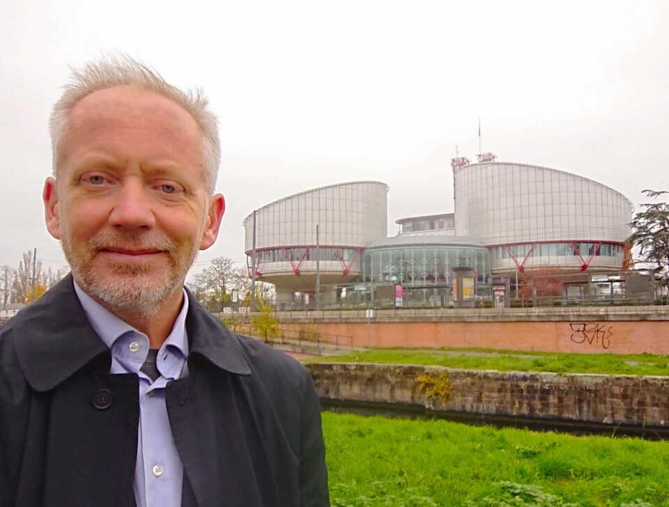 – Alle offentlige oversikter viser jo at det ikke gjøres nok, sier professor i religionsvitenskap Dag Øistein Endsjø, om den politiske innsatsen for klimaet og naturen. Her er han foran Den europeiske menneskerettighetsdomstolen i Strasbourg. – Alle offentlige oversikter viser jo at det ikke gjøres nok, sier professor i religionsvitenskap Dag Øistein Endsjø, om den politiske innsatsen for klimaet og naturen. Her er han foran Den europeiske menneskerettighetsdomstolen i Strasbourg.