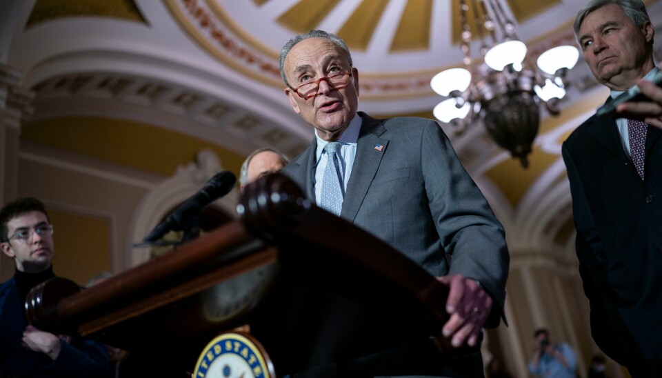 Demokratenes leder i Senatet, Chuck Schumer, anklager kongresslederen, republikaneren Kevin McCarthy, for å ha bidratt til at konspirasjonsteorier har spredt seg på Fox News. Demokratenes leder i Senatet Chuck Schumer anklager kongresslederen for å ha bidratt til at konspirasjonsteorier har spredt seg på Fox News. Foto: J. Scott Applewhite / AP / NTB