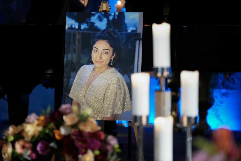Shabana Rehman (1976 - 2022) var stand up-komiker, samfunnsdebattant og forfatter fra Holmlia i Oslo. I 2020 ble Rehman utnevnt som medlem av regjeringens ytringsfrihetskommisjon. I januar 2023 ble hun begravet. Regjeringen besluttet å hedre samfunnsdebattanten, frihetsforkjemperen og komikeren Shabana Rehman med gravferd på statens bekostning. Shabana Rehman (1976 - 2022) var stand up-komiker, samfunnsdebattant og forfatter fra Holmlia i Oslo. I 2020 ble Rehman utnevnt som medlem av regjeringens ytringsfrihetskommisjon. I januar 2023 ble hun begravet. Regjeringen besluttet å hedre samfunnsdebattanten, frihetsforkjemperen og komikeren Shabana Rehman med gravferd på statens bekostning.
