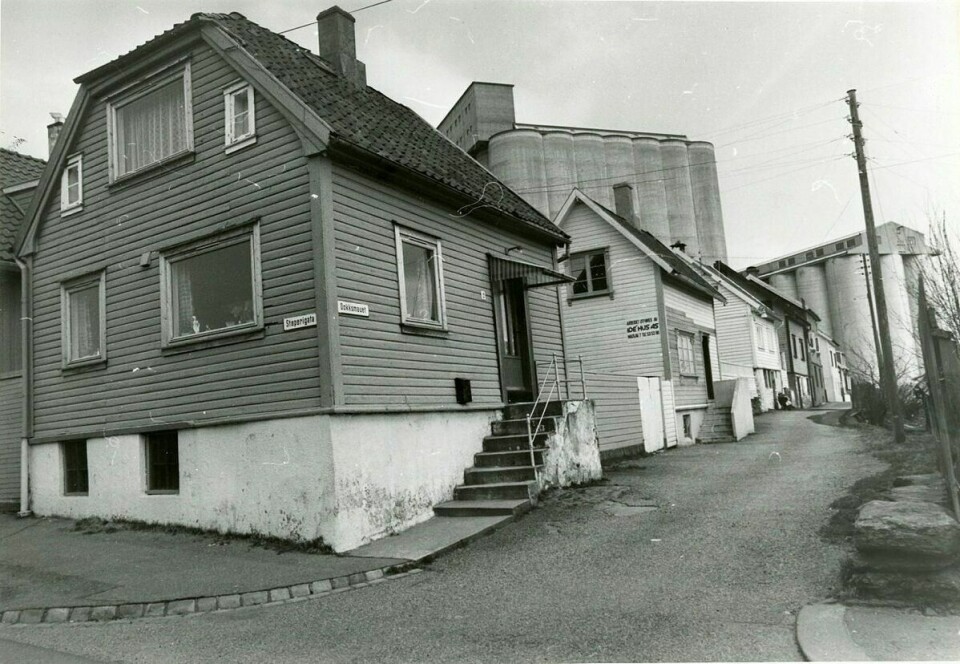 Krysset mellom Dokksmauet og Støperigata slik det så ut i 1983. Dette strøket var også utgangspunkt for forbruksforeninger på 1860-tallet. Dokksmauet