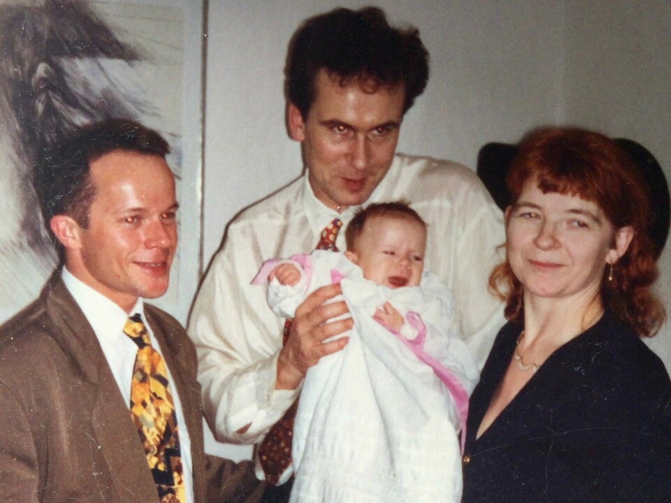«Følelsen da jeg skjønte at vår familie ikke anerkjennes, er vanskelig å beskrive», skriver Jenny Ovlien Frisholm. Her med fedrene Arne-Harald og Tom, og moren Gunn på navnedagen sin. Arne-Harald, Tom, Gunn og datteren Jenny Ovlien Frisholm på navnedagen hennes.