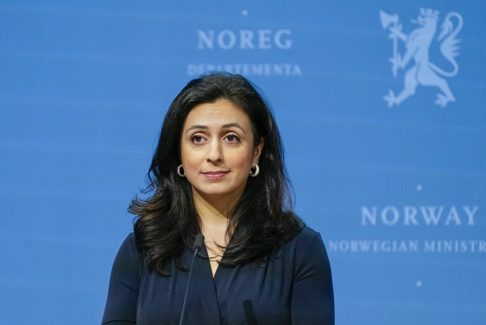– Vi mener en ikke skal bruke kroppen til kvinner som en handelsvare, sier Hadia Tajik. Bildet er av Hadia Tajik. Hun står foran en blå vegg. Tajik er nestleder i Arbeiderpartiet.Foto: Torstein Bøe / NTB