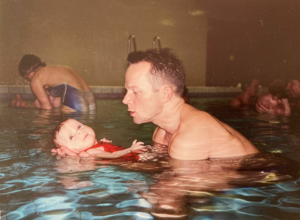 Arne-Harald hadde ikke rett på pappapermisjon, men fikk likevel litt fri hver uke for å kunne ta med datteren Jenny på babysvømming. Arne-Harald hadde ikke rett på pappapermisjon, men fikk likevel litt fri hver uke av sjefen sin for å kunne ta med datteren Jenny på babysvømming.