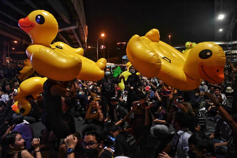 En mann i Thailand er dømt til to år i fengsel for å ha fornærmet kongehuset med satiriske plastikk-ender. Bildet er tatt 27. november 2020 under en demonstrasjon mot regjeringen i Thailand. Demonstrantene holder opp gule badeender, som er blitt et symbol for de pro-demokratiske demonstrasjonene i landet. And