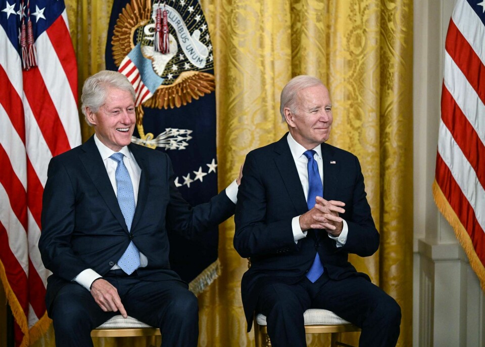 Tidligere president Bill Clinton og president Joe Biden markerte nylig at det var 30 år siden en lov som ga mange amerikanske arbeidstakere rett til 12 uker ubetalt permisjon, kom på plass. Biden ønsker å innføre betalt permisjon. Tidligere president Bill Clinton og president Joe Biden markerte nylig at det var 30 år siden en lov som ga mange amerikanske arbeidstakere rett til 12 uker ubetalt permisjon, kom på plass. Biden ønsker å innføre betalt permisjon.