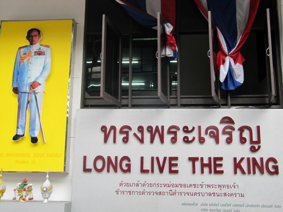 Den thailandske kongen er veldig populær, og en royal fornærmelse kan gi opp til 15 år i fengsel. Thai