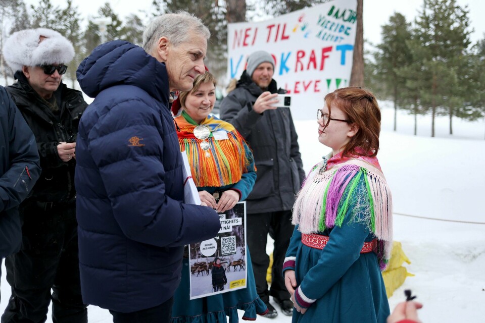 Statsminister Jonas Gahr Støre sammen med tidligere sametingspresident Aili Keskitalo, politisk rådgiver i Amnesty, og Viktoria-Alise Levang (t.h), ungdomsleder i Amnesty, utenfor Sametinget. Statsminister Jonas Gahr Støre sammen med tidligere sametingspresident Aili Keskitalo, politisk rådgiver i Amnesty, og Viktoria-Alise Levang (t.h), ungdomsleder i Amnesty, utenfor Sametinget. Foto: Jan Langhaug / NTB