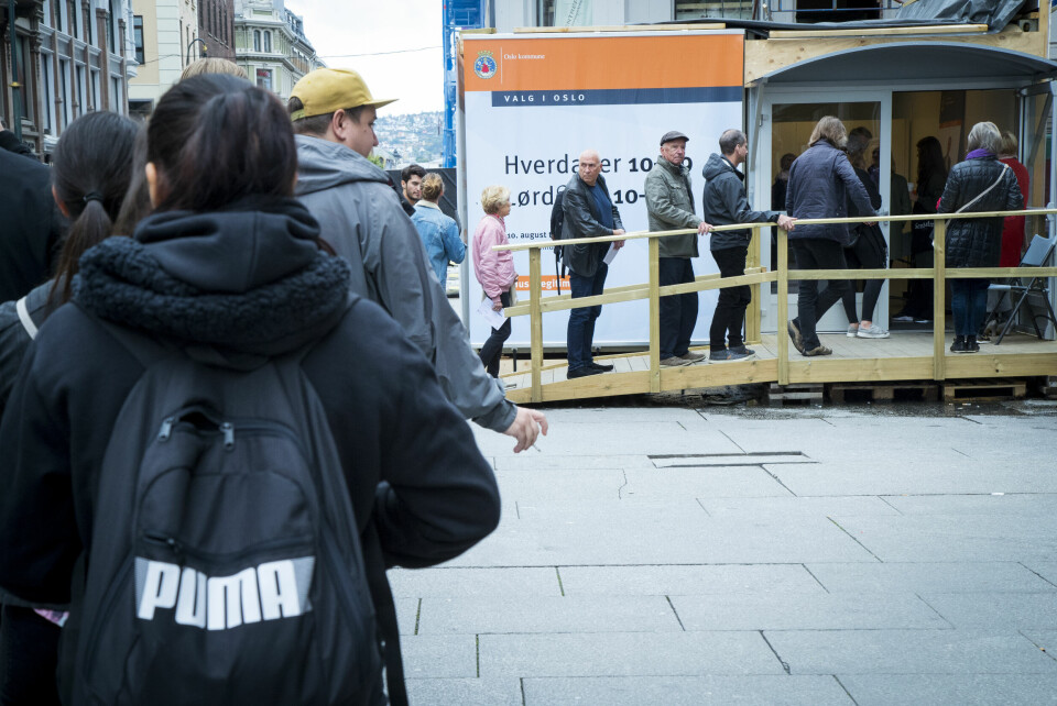 Forhåndsstemming blir stadig mer populært. Her fra Egertorget i Oslo i 2017. Bildet viser folk som står i kø for å forhåndsstemme.
