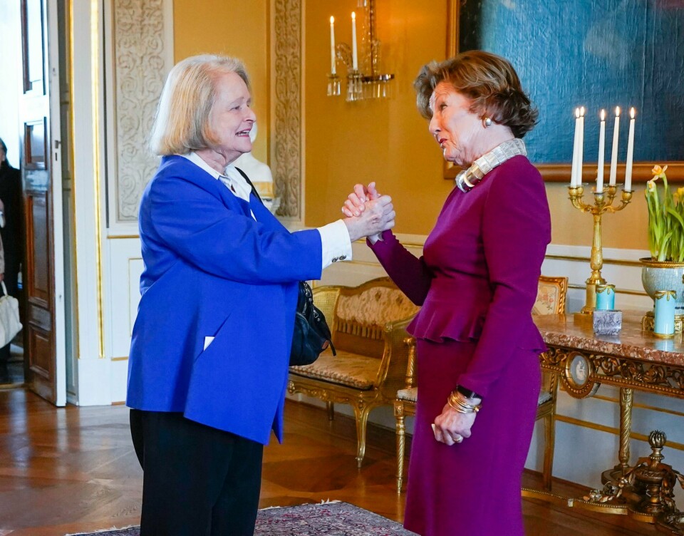 Gro Harlem Brundtland (t.v.) hilser på dronning Sonja under lunsjen for foregangskvinner. Gro Harlem Brundtland (t.v.) hilser på dronning Sonja under lunsjen for foregangskvinner. Foto: Lise Åserud / NTB