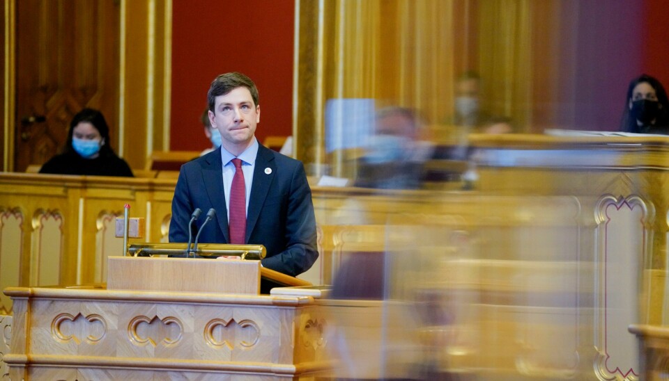 Stortingsrepresentant Andreas Sjalg Unneland for SV ber finansminsteren komme folk som sliter med høye utgifter til unnsetning når rente på studelån øker ytterligere i høst. Andreas Sjalg Unneland (SV) sier at det ikke er noen automatikk i at SV støtter regjeringens forslag til reversering av domstolsreformen. Foto: Ole Berg-Rusten / NTB