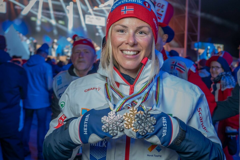 Anne Kjersti Kalvå fra Norge med medaljene hun har tatt under VM etter en medaljeseremoni i Kranjska Gora under ski-VM i Planica. Anne Kjersti Kalvå fra Norge med medaljene hun har tatt under VM etter en medaljeseremoni i Kranjska Gora under ski-VM 2023 i Planica, Slovenia. Foto: Heiko Junge / NTB