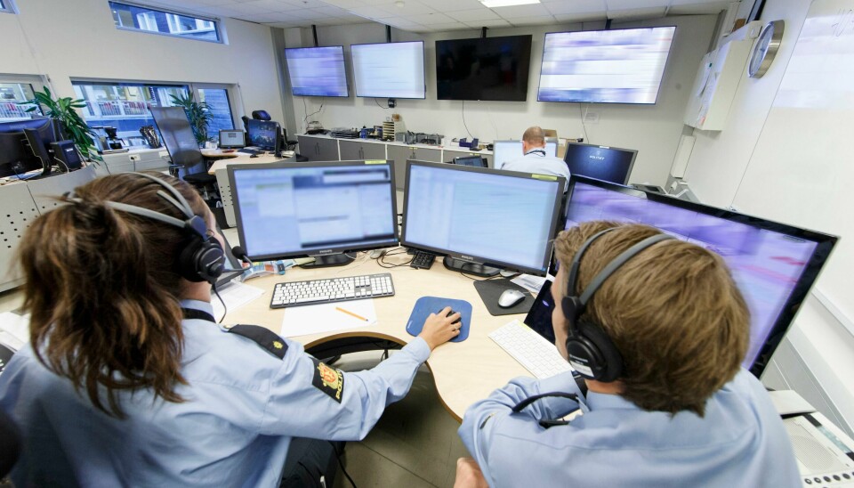 Politiet forteller at de får mange telefoner fra innbyggere i distriktet som opplever svindel. Det er foreløpig ukjent hvorfor en båt brant natt til torsdag.