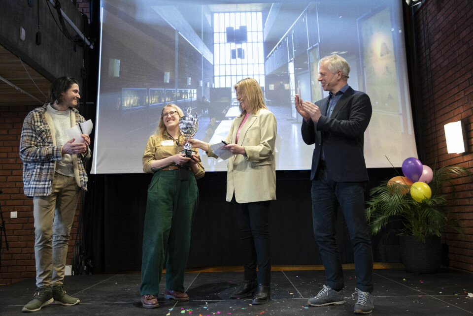 Julie Skattebu vant fjorårets nerdete kakebakekonkurranse. Her er hun med vandrepokalen hvor også hennes navn nå er gravert inn, og noen av de andre som deltok i fjor. Julie Skattebu vant fjorårets nerdete kakebakekonkurranse. Her er hun med vandrepokalen hvor også hennes navn nå er gravert inn, og noen av de andre som deltok i fjor.