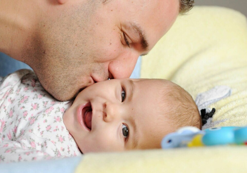 Andelen fedre som tok ut lengre permisjon enn ti uker ble mer enn halvert, da høyresiden sist tuklet med fedrekvoten. Illustrasjonsfoto. Mann kysser sin lille datter. Smiler. Enslig far. Alenefar. Aleneforeldre. Far og barn. Datter. Familieliv. Omsorg. Pappaperm. Pappapermisjon. Father with his daughter. Foto: Frank May / NTB NB! MODELLKLARERT