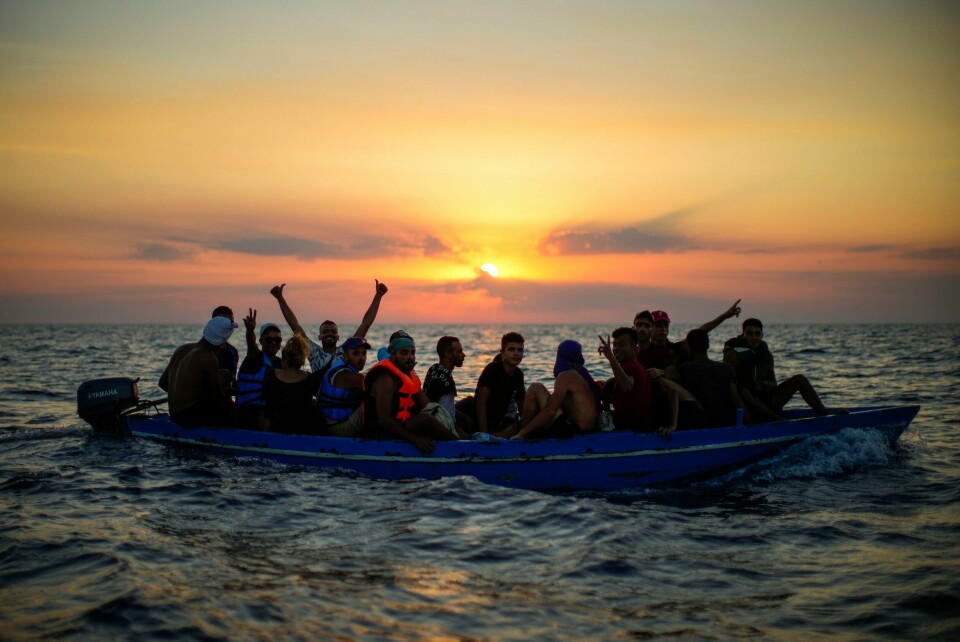 Mens EU-land nord og sentralt i Europa krever en strengere praktisering av Dublin-avtalen, ber EU-land langs Middelhavet om en jevnere fordeling av asylsøknader. Her får migranter fra Tunisia bistand av en spansk NGO til å krysse Middelhavet. Mens EU-land nord og sentralt i Europa krever en strengere praktisering av Dublin-avtalen, ber EU-land langs Middelhavet om en jevnere fordeling av asylsøknader. Her får migranter fra Tunisia bistand av en spansk NGO til å krysse Middelhavet. Foto: Francisco Seco / AP / NTB
