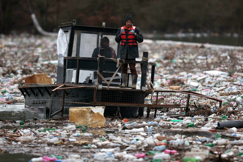 Plastforurensning er en av verdens raskest økende miljøproblemer, ifølge regjeringen. Forhandlingene om en global plastavtale fortsetter i år. Planen er å ferdigstille avtalen i løpet av 2024. Bildet viser hvordan elven Lim i Serbia framsto i januar. Plastforurensning er en av verdens raskest økende miljøproblemer, ifølge regjeringen. Forhandlingene om en global plastavtale fortsetter i år. Planen er å ferdigstille avtalen i løpet av 2024. Bildet viser hvordan elven Lim i Serbia framsto i januar.